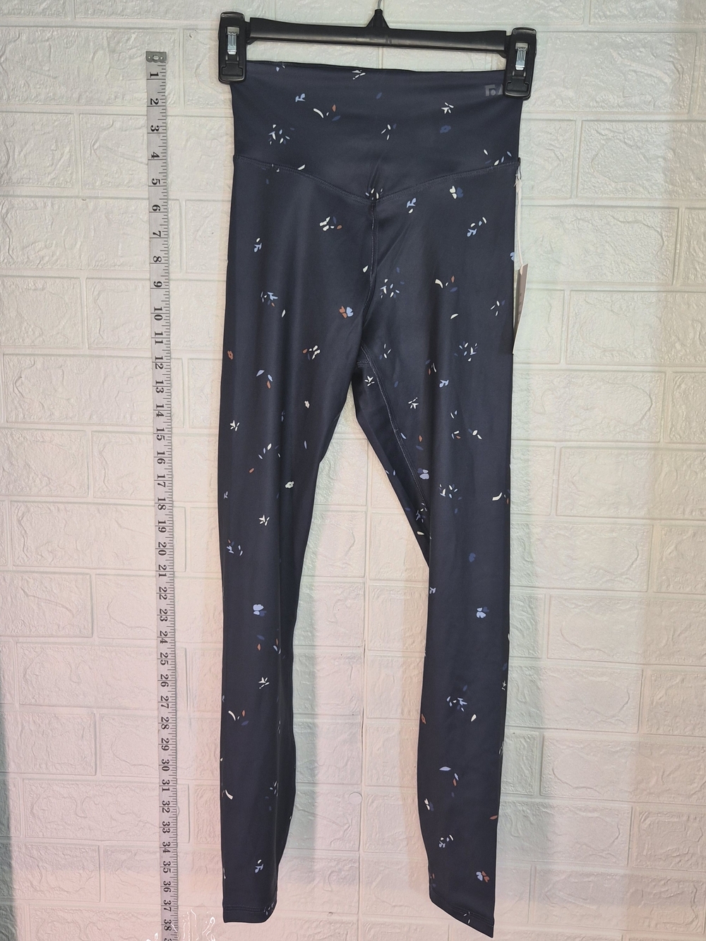 Free Assembly women's navy floral print 7/8 activewear leggings in size XS